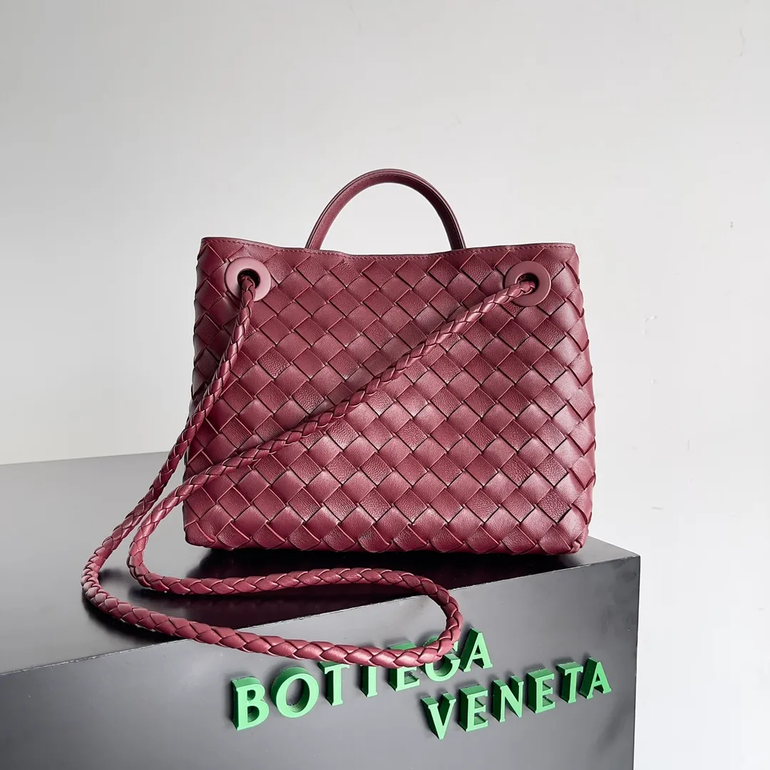 The 2023 new Andiamo batch of 1860 BV has been shipped‼ ️Really popular🔥The new Andiamo woven handbag launched by Bottega Veneta this season is really popular all over the world! ! Celebrities at home and abroad have worn it, and Oscar-winning actress Michelle Yeoh has taken it out on the street. Song Jia, Trai Yara, Yu Feihong, Sanji Ayaka, Rosie Hunting-Whiteley, Yoshioka Riho, etc. have all picked up this bag. It is classic and versatile, showing off its temperament, and the bag capacity is also large, which is very convenient for daily commuting! ! A variety of carrying methods, the shoulder straps can be adjusted by yourself, the original lambskin feels soft and delicate, and the neutral style is made to break gender boundaries and bring a more practical and longer-lasting use experience. Andiamo, which has both elegant and casual styles, perfectly interprets the true appearance of "fashionable old money style". Style number: 743568 Size: 25*22*10.5cm